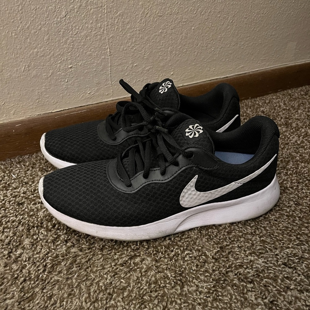 Nike Tanjin Black and White Running Shoes